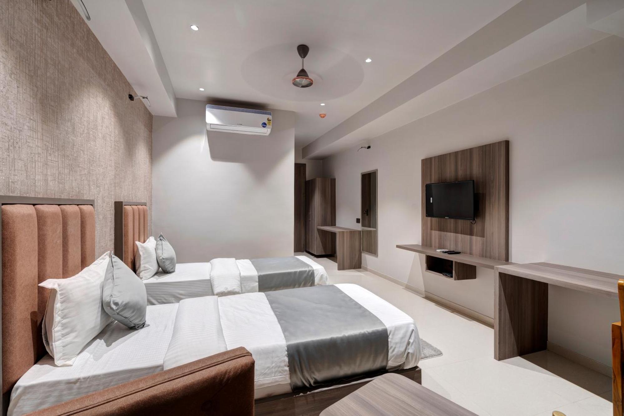 Hotel Sparsh Divine Ахмедабад Екстер'єр фото