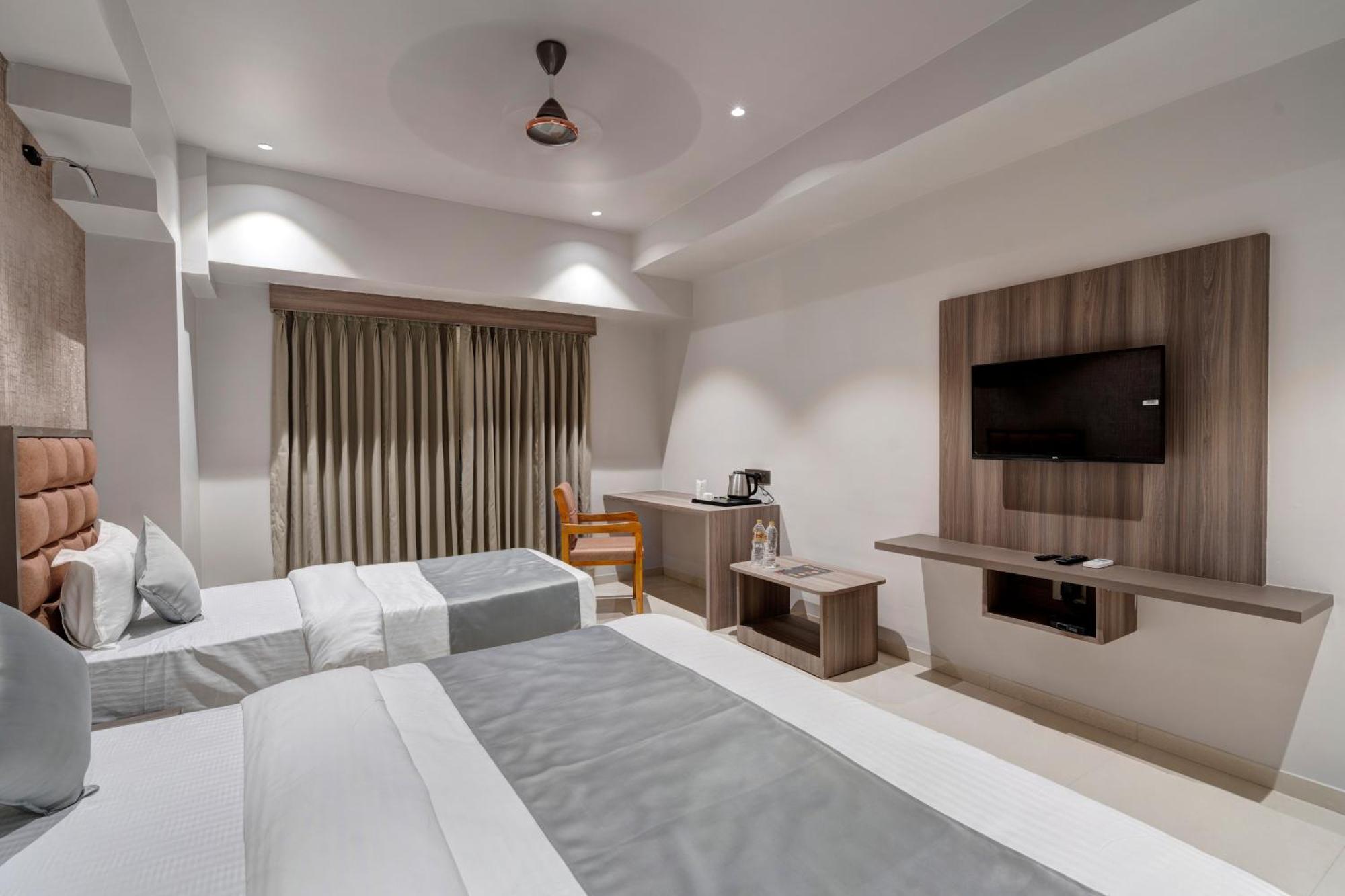 Hotel Sparsh Divine Ахмедабад Екстер'єр фото