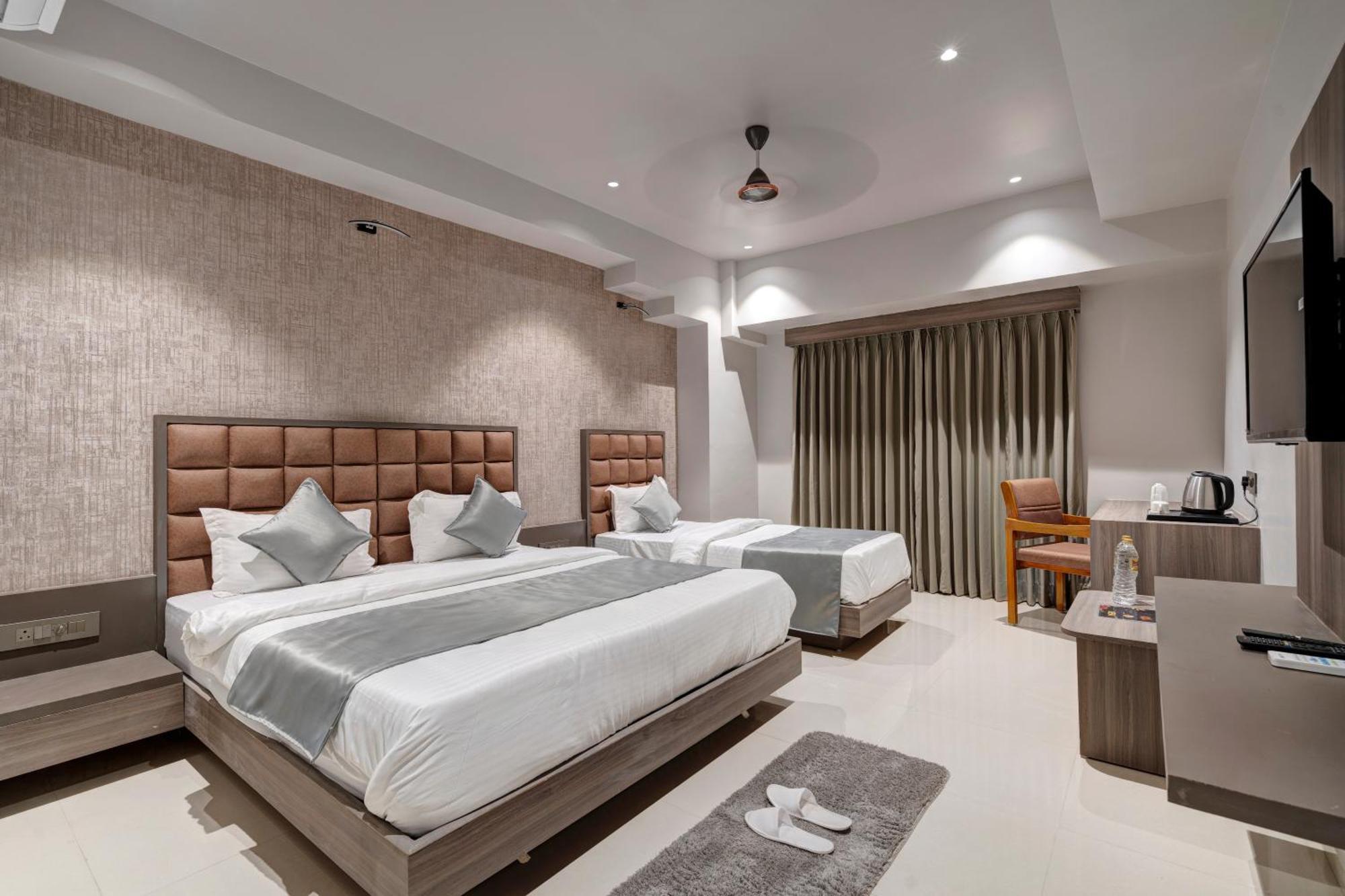 Hotel Sparsh Divine Ахмедабад Екстер'єр фото