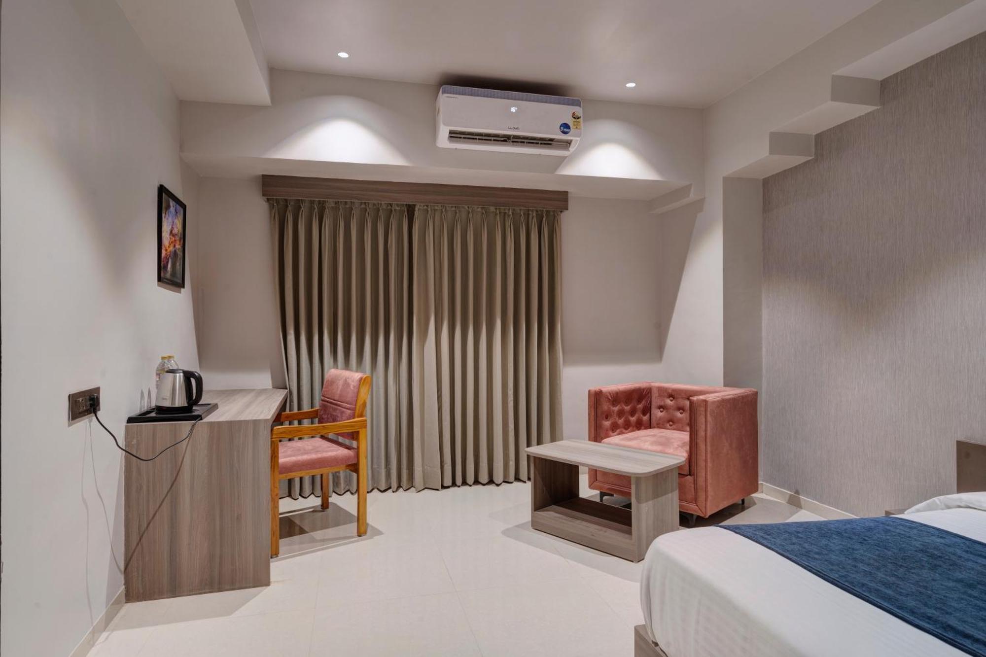 Hotel Sparsh Divine Ахмедабад Екстер'єр фото
